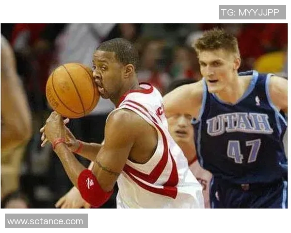 球星意外摔倒瞬间引发球场风波伤势成焦点赛后反响热议